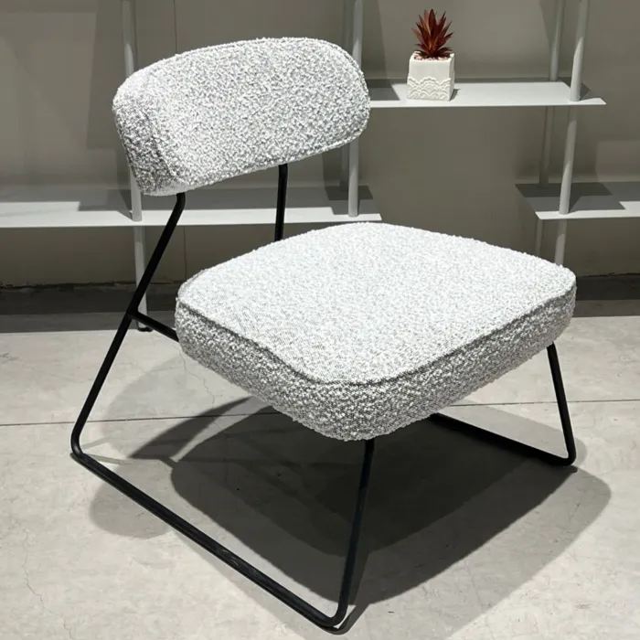 כורסא מעוצבת דגם KANSAS בד בוקלה אפור