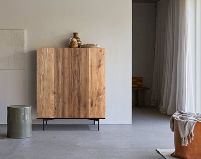 שידה KOBE מעוצבת עשויה עץ מלא 2 דלתות ורגלי ברזל שחורים