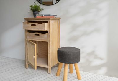 שידה מעוצבת דגם BARLEY עץ בשילוב ראטן 2 מגירות ודלת