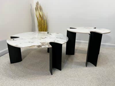 סט שולחנות דגם PANDOLA פלטת גרניט פורצלן לבן בשילוב רגלי מתכת שחורים