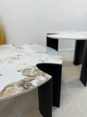 סט שולחנות דגם PANDOLA פלטת גרניט פורצלן לבן בשילוב רגלי מתכת שחורים