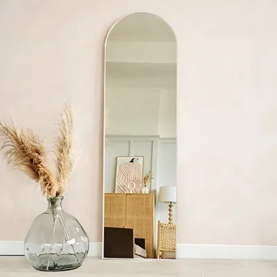 מראה מעוצבת חצי מעוגלת מסגרת מתכת לבנה- מידות לבחירה