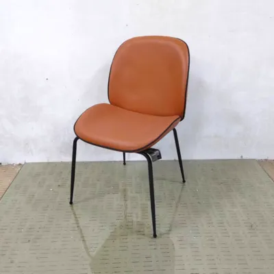 כסא אוכל מעוצב דגם ZIV בד דמוי עור קאמל בשילוב רגל שחורה