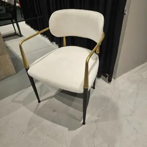 כסא מעוצב דגם ITALY בד שמנת בשילוב ידיות זהב מט ורגלים שחורים