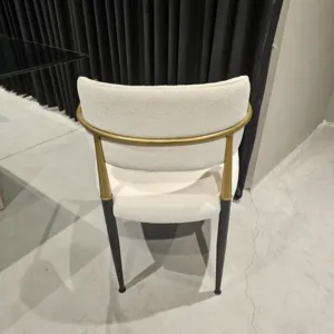 כסא מעוצב דגם ITALY בד שמנת בשילוב ידיות זהב מט ורגלים שחורים