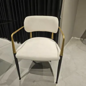 כסא מעוצב דגם ITALY בד שמנת בשילוב ידיות זהב מט ורגלים שחורים