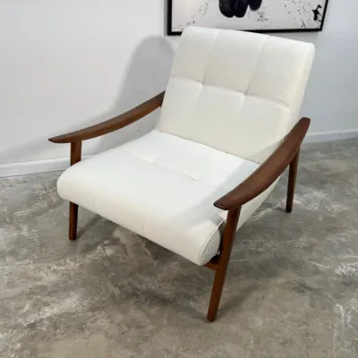 כורסא מעוצבת דגם RUMMY בד בוקלה לבן רגל אגוז אמריקאי