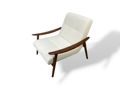 כורסא מעוצבת דגם RUMMY בד בוקלה לבן רגל אגוז אמריקאי