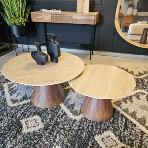 סט שולחנות סלון מעוצבים דגם TRAVIS שיש טרוורטין בשילוב רגל עץ בגוון אגוז