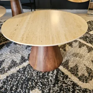 סט שולחנות סלון מעוצבים דגם TRAVIS שיש טרוורטין בשילוב רגל עץ בגוון אגוז