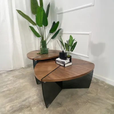 זוג שולחנות סלון מעוצבים דגם SALI עץ בגוון אגוז בשילוב רגל זכוכית מושחרת