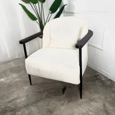 כורסא מעוצבת דגם MARI בד בוקלה גוון לבן בשילוב ידיות עץ