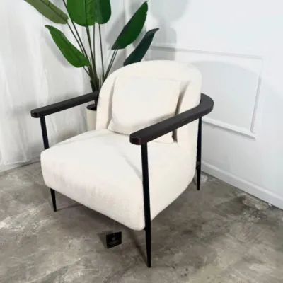 כורסא מעוצבת דגם MARI בד בוקלה גוון לבן בשילוב ידיות עץ