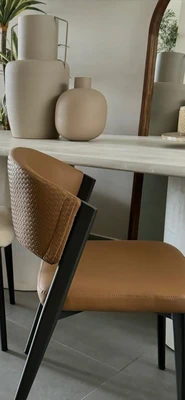 כסא אוכל מעוצב דגם CALI דמוי עור קאמל