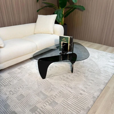 שולחן סלון מעוצב דגם STORM פלטת זכוכית מושחרת בשילוב רגל עץ שחורה