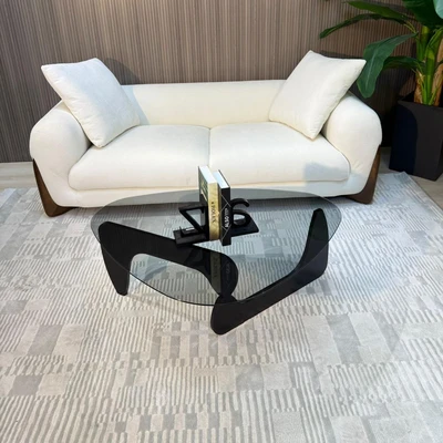 שולחן סלון מעוצב דגם STORM פלטת זכוכית מושחרת בשילוב רגל עץ שחורה