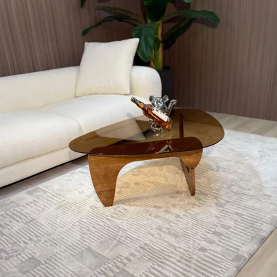 שולחן סלון מעוצב דגם STORM פלטת זכוכית מעושנת בשילוב רגל עץ אגוז