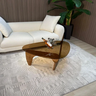 שולחן סלון מעוצב דגם STORM פלטת זכוכית מעושנת בשילוב רגל עץ אגוז