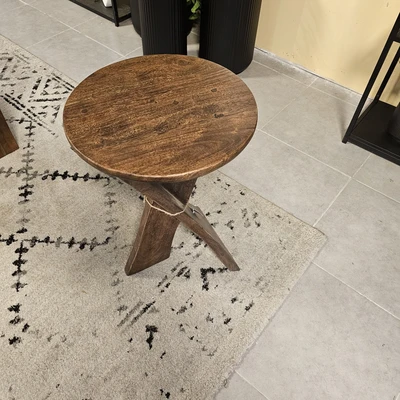 שולחן צד מעוצב דגם INDI בעיצוב איקס עץ בגוון אגוז