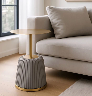 שולחן צד מעוצב דגם Charlotte מתכת זהב בשילוב רגל דמוי עור אפור