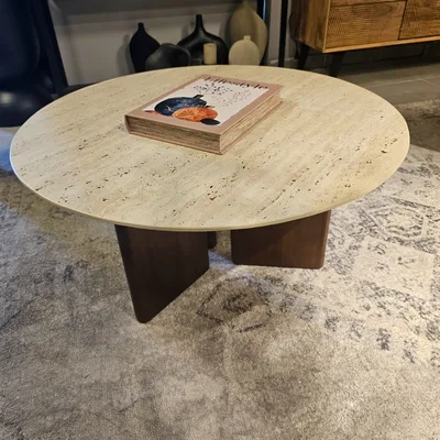 שולחן סלון מעוצב דגם MARTIN פלטה פורצלן טרוורטין רגל עץ אגוז