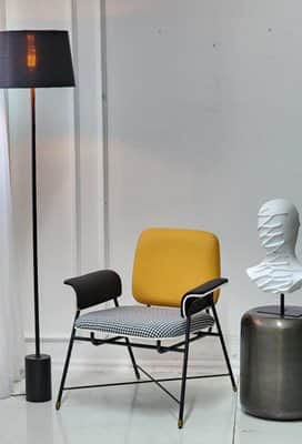 כורסא מעוצבת דגם KARMA משענת דמוי עור חרדל בשילוב בד שחור ולבן