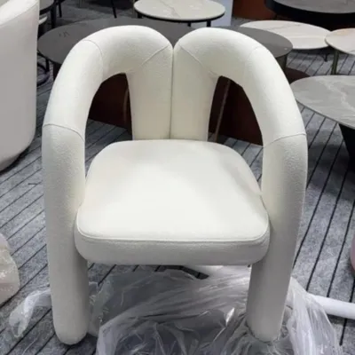 כסא מעוצב דגם ROBERT מראה מיוחד ויוקרתי בד בוקלה גוון לבן