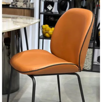 כסא אוכל מעוצב דגם ZIV בד דמוי עור קאמל בשילוב רגל שחורה