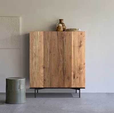 שידה KOBE מעוצבת עשויה עץ מלא 2 דלתות ורגלי ברזל שחורים