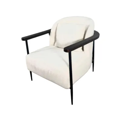 כורסא מעוצבת דגם MARI בד בוקלה גוון לבן בשילוב ידיות עץ