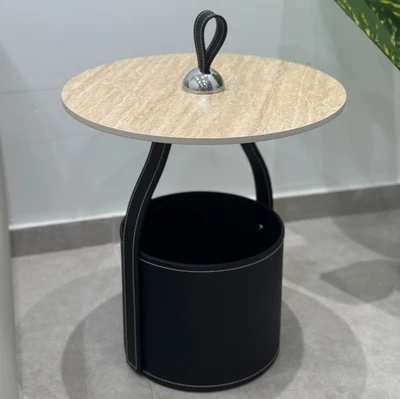 שולחן צד מעוצב דגם Charlie פלטת פורצלן בגוון טרוורטין בשילוב דמוי עור שחור