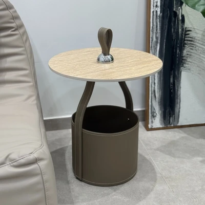 שולחן צד מעוצב דגם Charlie פלטת פורצלן בגוון טרוורטין בשילוב דמוי עור מוקה