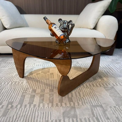 שולחן סלון מעוצב דגם STORM פלטת זכוכית מעושנת בשילוב רגל עץ אגוז