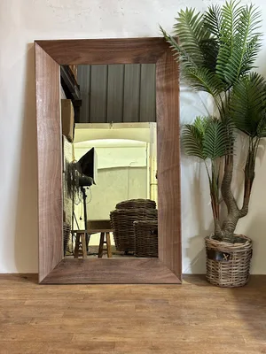 מראה מעוצבת דגם FALCAO עץ פורניר אגוז